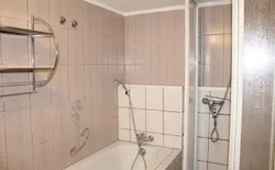 Bild 16: 1. Bad im Untergeschoss mit Badewanne und Dusche