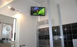 Bild 27: 3. Bad im Obergeschoss mit Dusche, Badewanne und TV / DVD