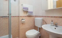 Bild 13: A2(2+2): Badezimmer mit Toilette
