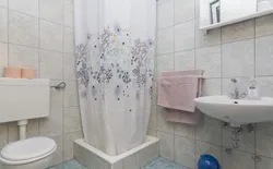 Bild 14: A2(4): Badezimmer mit Toilette