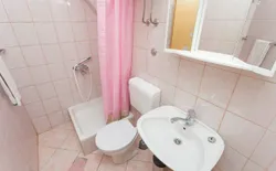 Bild 17: A1(2+1): Badezimmer mit Toilette