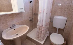 Bild 25: A1(2+1): Badezimmer mit Toilette