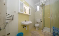 Bild 18: A5(4+1): Badezimmer mit Toilette