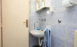 Bild 19: A2-Manji(3+1): Badezimmer mit Toilette