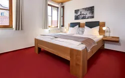 Bild 18: Schlafzimmer mit Doppelbett Wohnung Meersburg