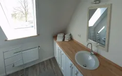 Bild 13: Helles Badezimmer mit langem Waschtisch