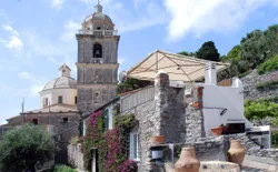 La BouganVilla - Portovenere (5 Terres), Bild 1: La BouganVilla neben der Kirche San Lorenzo