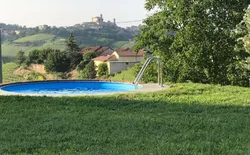 Ca Momplin III - komfortable Erholung pur in den Weinbergen des Roero. , Bild 1: Pool mit Blick auf die Weinberge