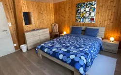 Bild 7: Französisch-Bett-Zimmer (200x160cm) mit integrierter Nasszelle: WC, Dusche, Lavabo
