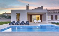 Ferienhaus mit Pool und Klimaanlage, Bild 1: Außenansicht mit Pool